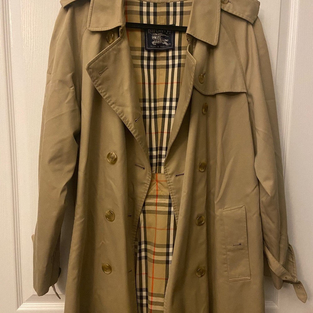 Burberry Classic Beige Trench Coat for Women